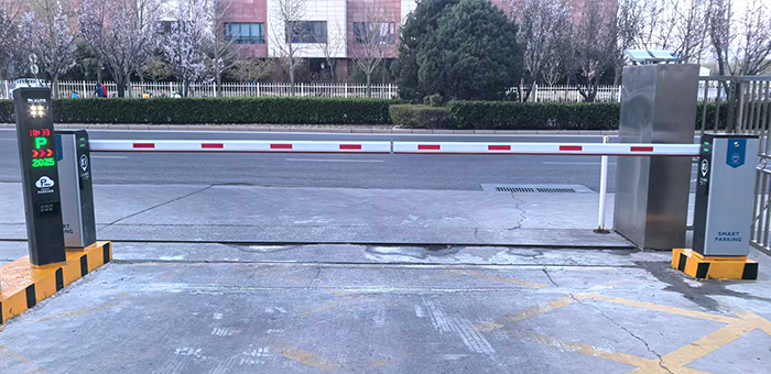 某街道采用 “ 安快 ” 車牌識別系統(tǒng)