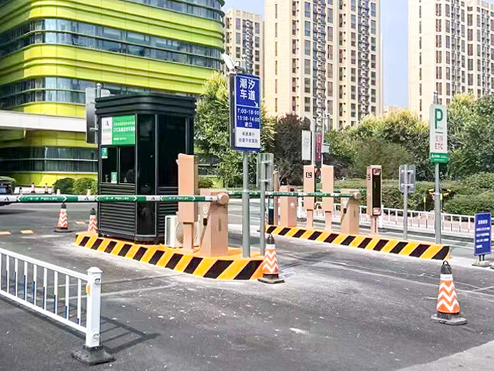 某醫(yī)院停車場采用 “安快” 多進(jìn)多出直桿道閘【搭配安全島】
